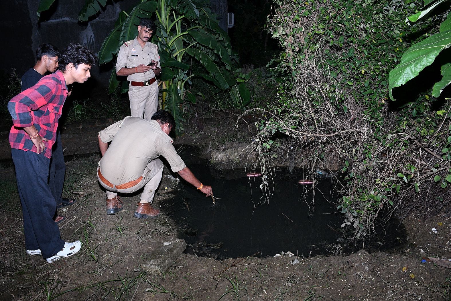 हृदय बिहार कॉलोनी में मासूम हर्षित की मौत के बाद जांच करती पुलिस। 