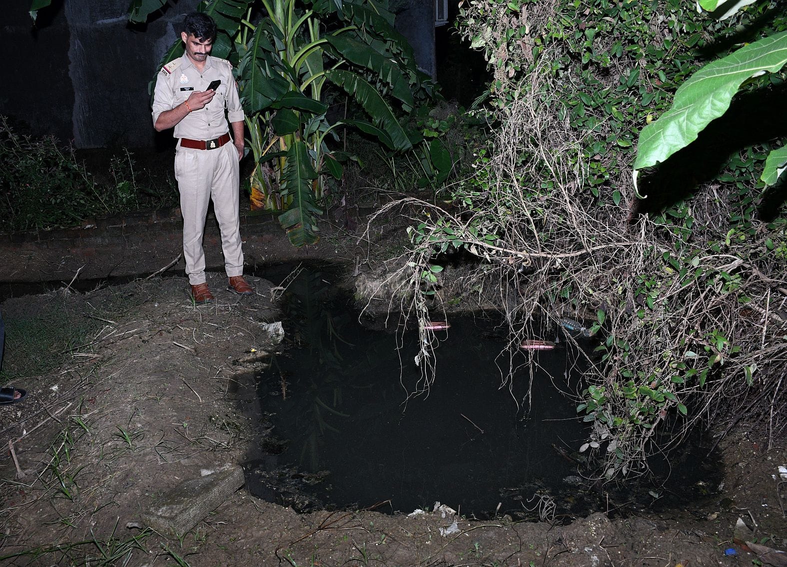 हृदय बिहार कॉलोनी में मासूम हर्षित की मौत के बाद जांच करती पुलिस। 