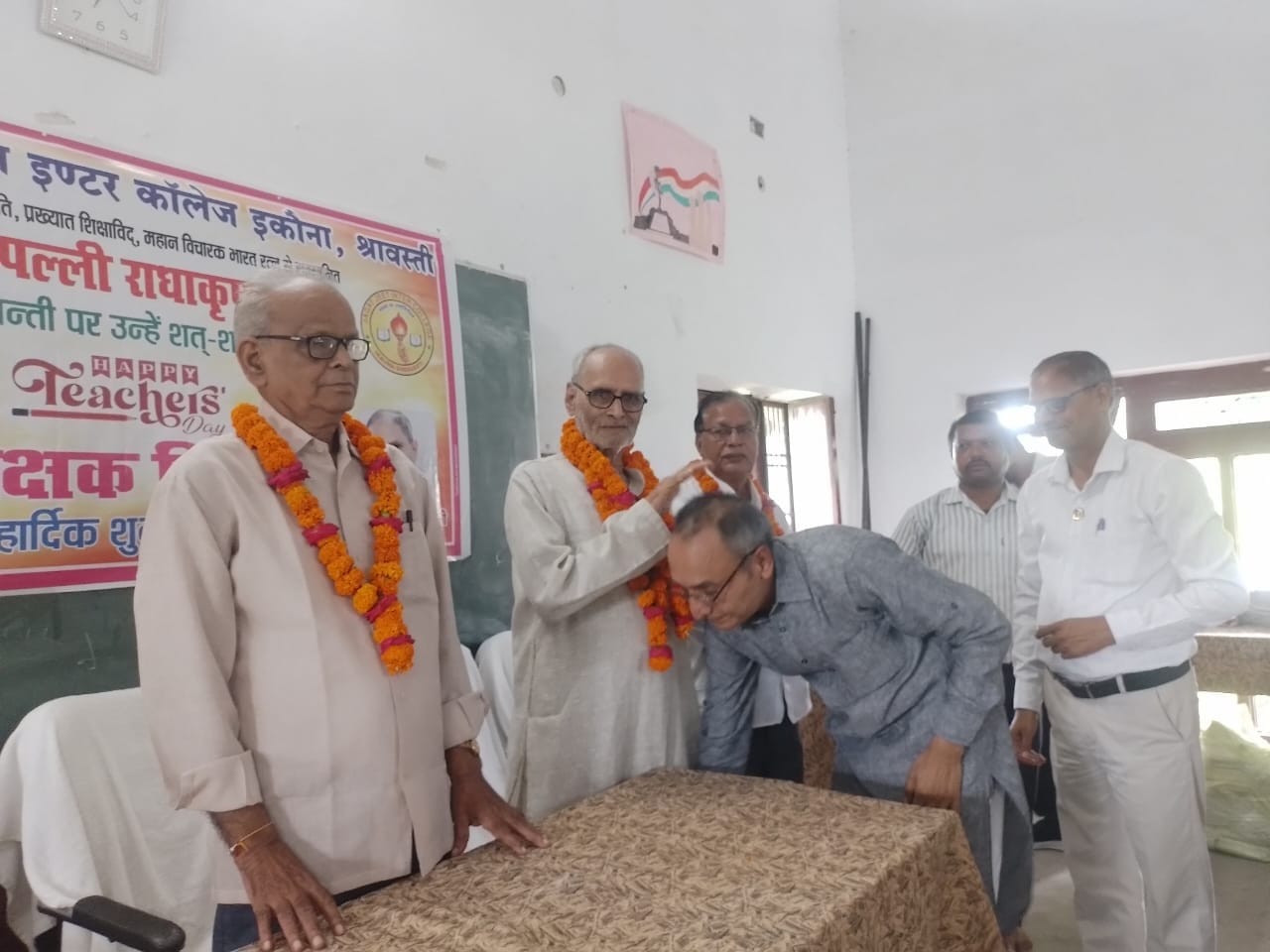 जगतजीत इंटर काॅलेज में शिक्षक दिवस पर आयोजित कार्यक्रम में अपने गुरू का अशीर्वाद लेते शिक्षक जगतजीत इंटर काॅलेज में शिक्षक दिवस पर आयोजित कार्यक्रम में अपने गुरू का अशीर्वाद लेते शिक्षक
