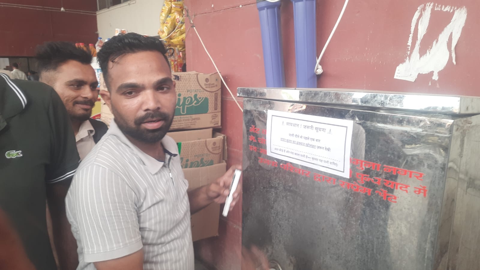जगाधरी बस स्टैंड में लगे वाटर कूलर के पास मौजूद प्रशिक्षु। संवाद