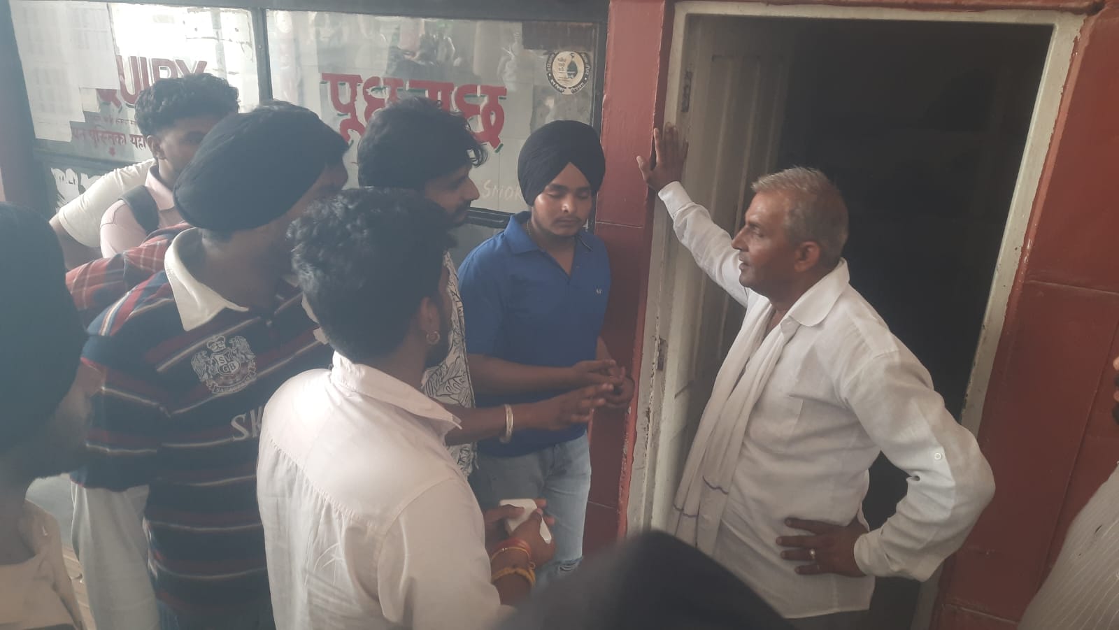 जगाधरी बस स्टैंड में लगे वाटर कूलर के पास मौजूद प्रशिक्षु। संवाद