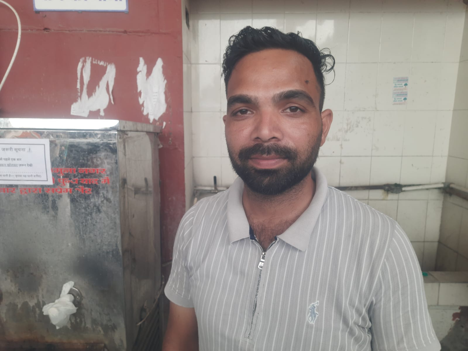 जगाधरी बस स्टैंड में लगे वाटर कूलर के पास मौजूद प्रशिक्षु। संवाद