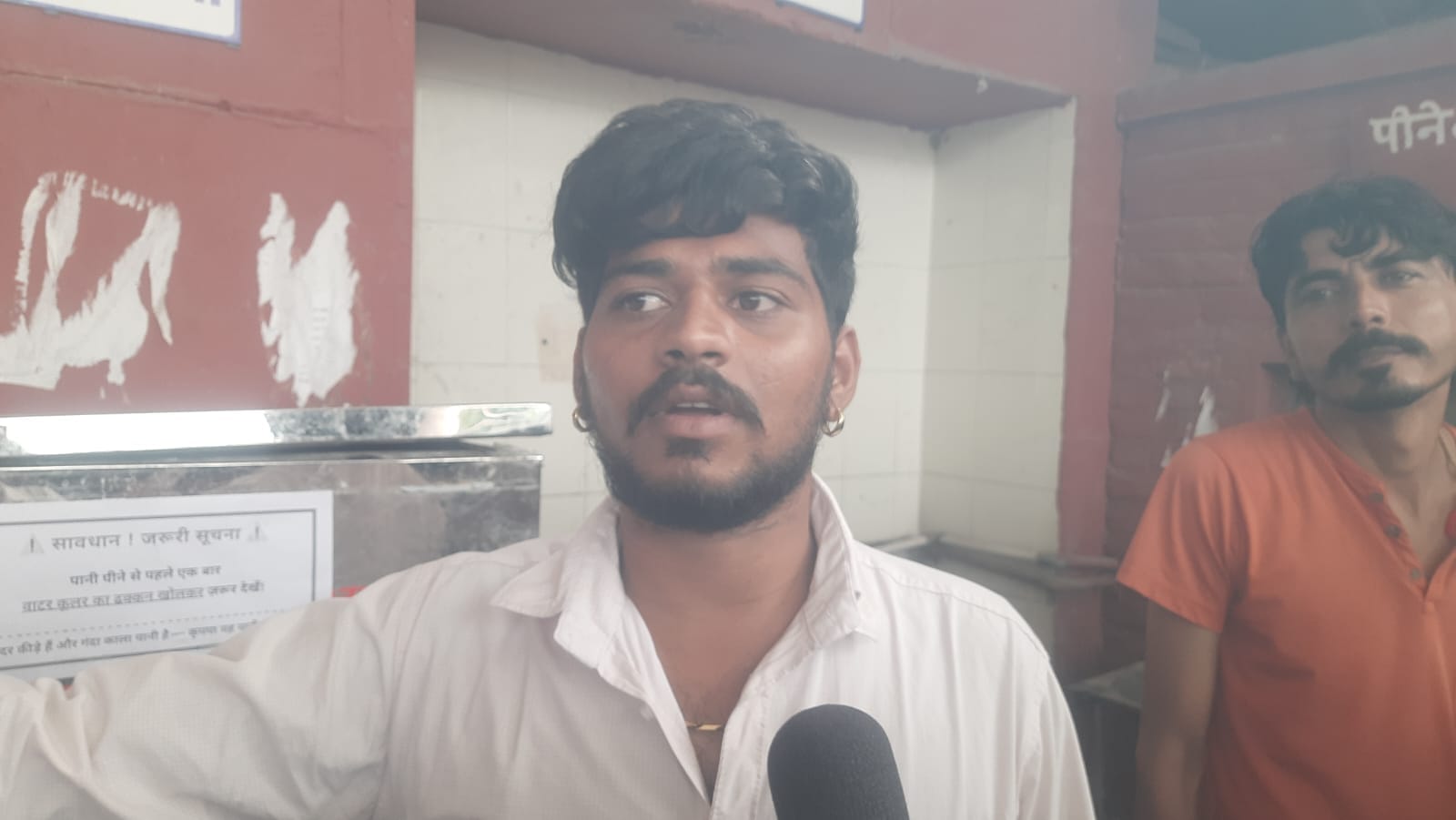 जगाधरी बस स्टैंड में लगे वाटर कूलर के पास मौजूद प्रशिक्षु। संवाद