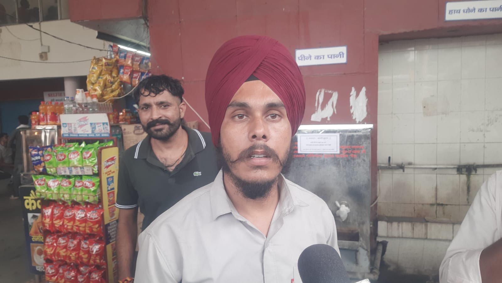 जगाधरी बस स्टैंड में लगे वाटर कूलर के पास मौजूद प्रशिक्षु। संवाद