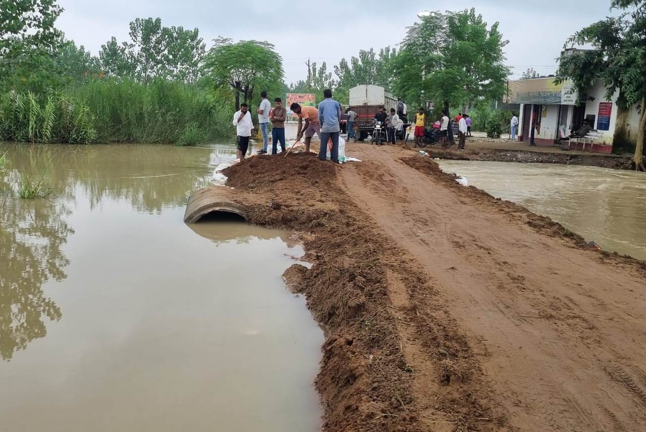जलीलपुर में स्टेट हाईवे पर जलधारा जलीलपुर में स्टेट हाईवे पर जलधारा
