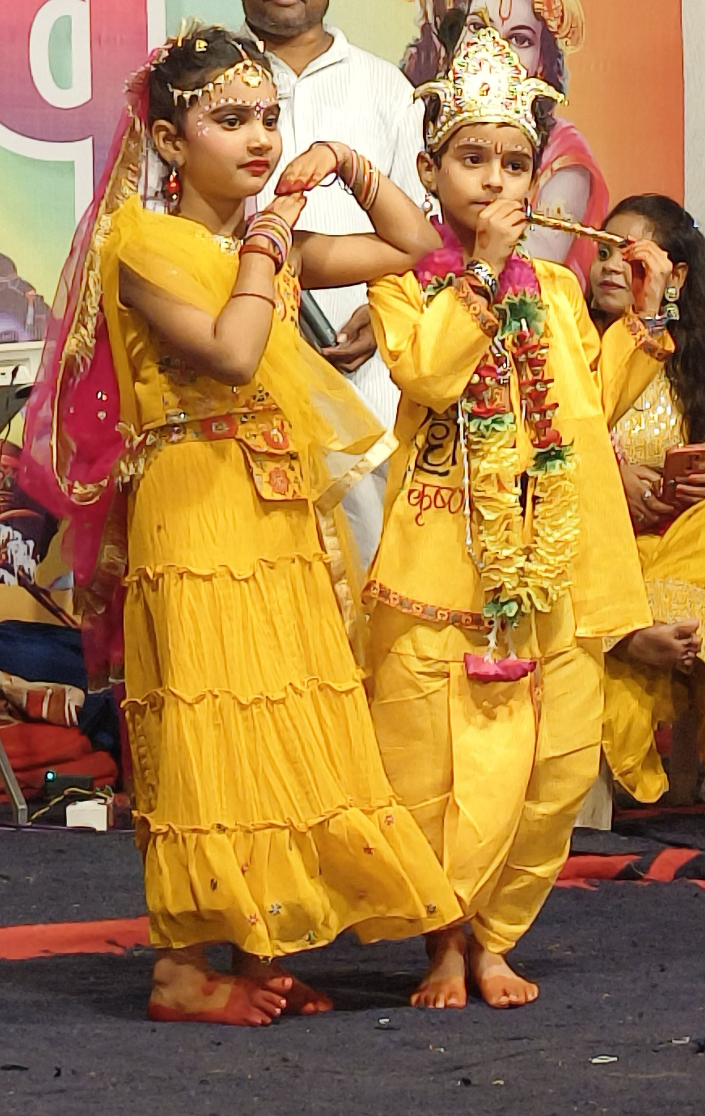जन्मे कन्हाई... जन्मे कन्हाई...