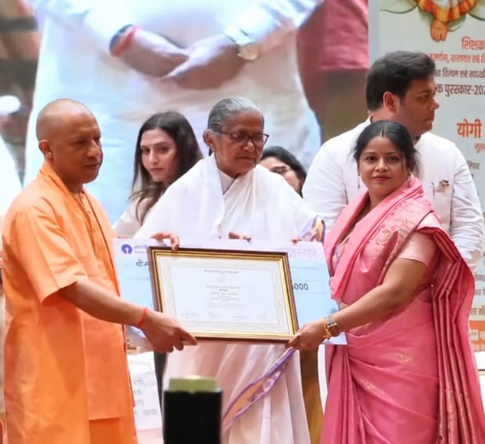 कलक्ट्रेट में शिक्षक को सम्मानित करते जनप्रतिनिधि व अधिकारी। स्रोत प्रशासन कलक्ट्रेट में शिक्षक को सम्मानित करते जनप्रतिनिधि व अधिकारी। स्रोत प्रशासन