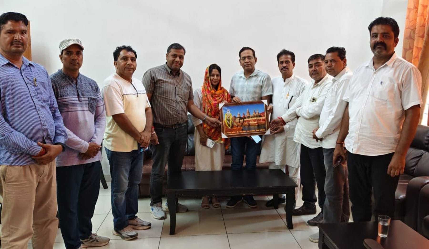 कलायत में डा.सीमा परमार व उनके पति डा.अश्विनी राणा को सम्मानित करते समाज सेवी संगठन। संवाद कलायत में डा.सीमा परमार व उनके पति डा.अश्विनी राणा को सम्मानित करते समाज सेवी संगठन। संवाद