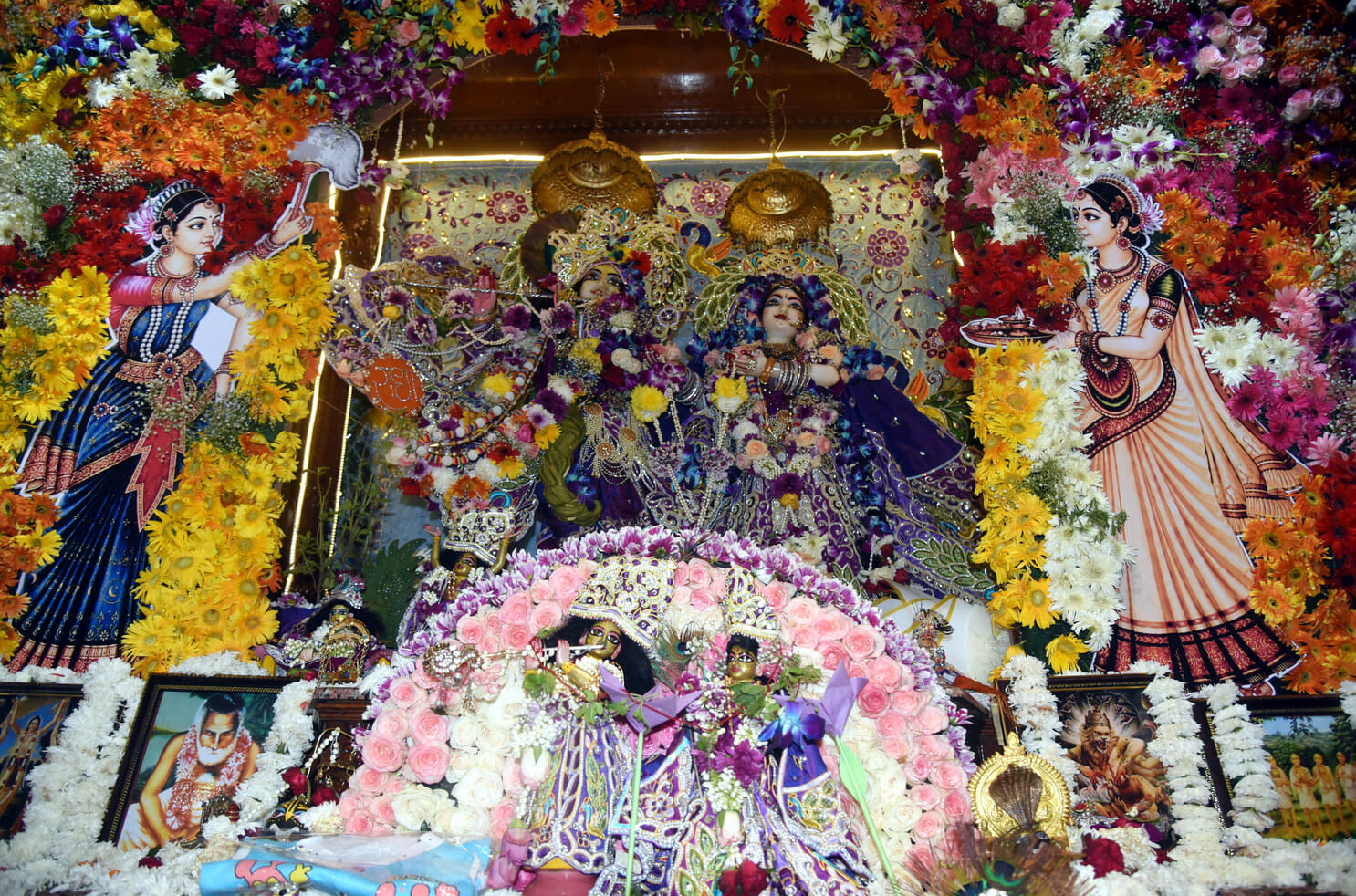 कान्हा के जन्म पर छाया उल्लास, गूंजा नंद घर आनंद भयो। 