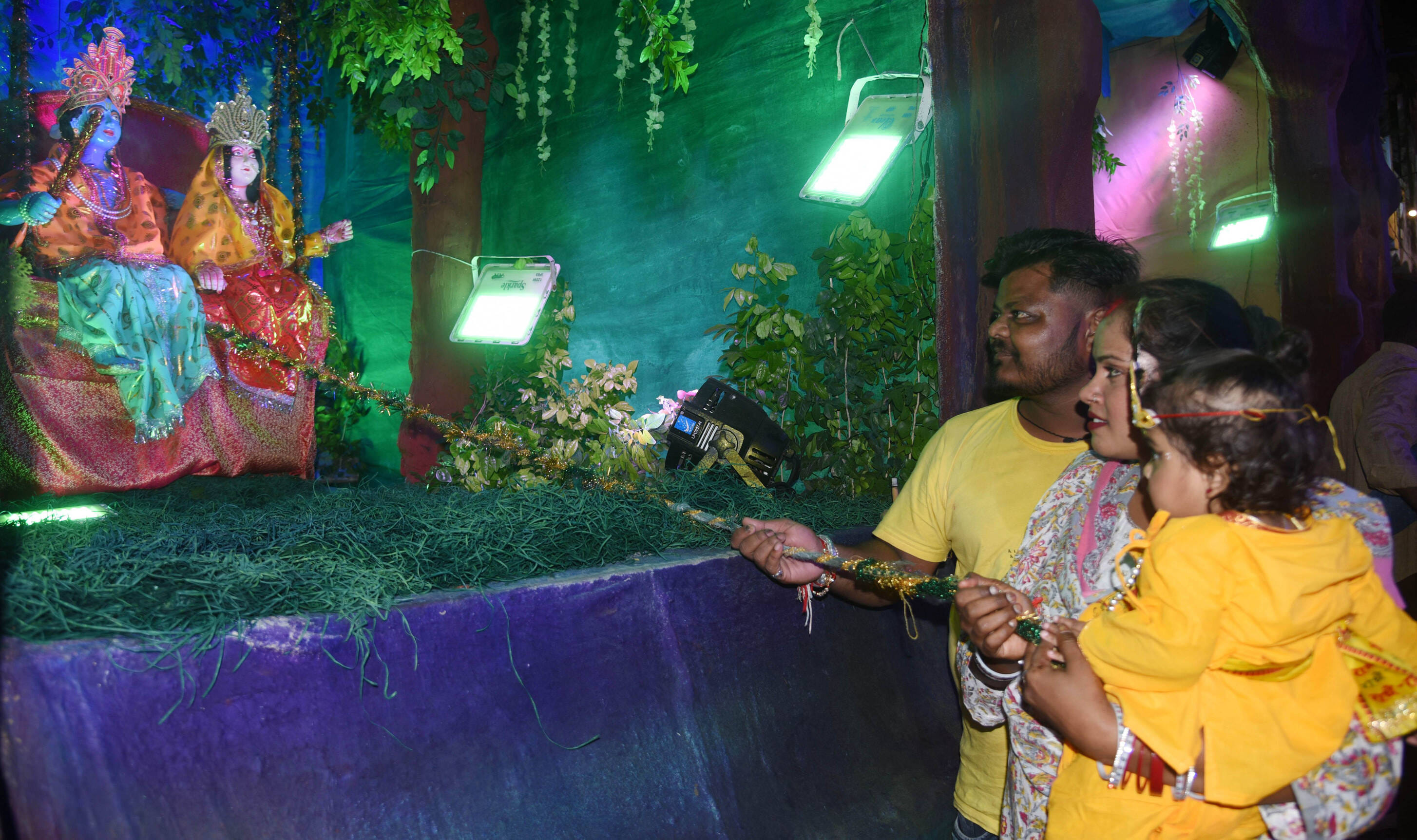 कान्हा के जन्म पर छाया उल्लास, गूंजा नंद घर आनंद भयो। 
