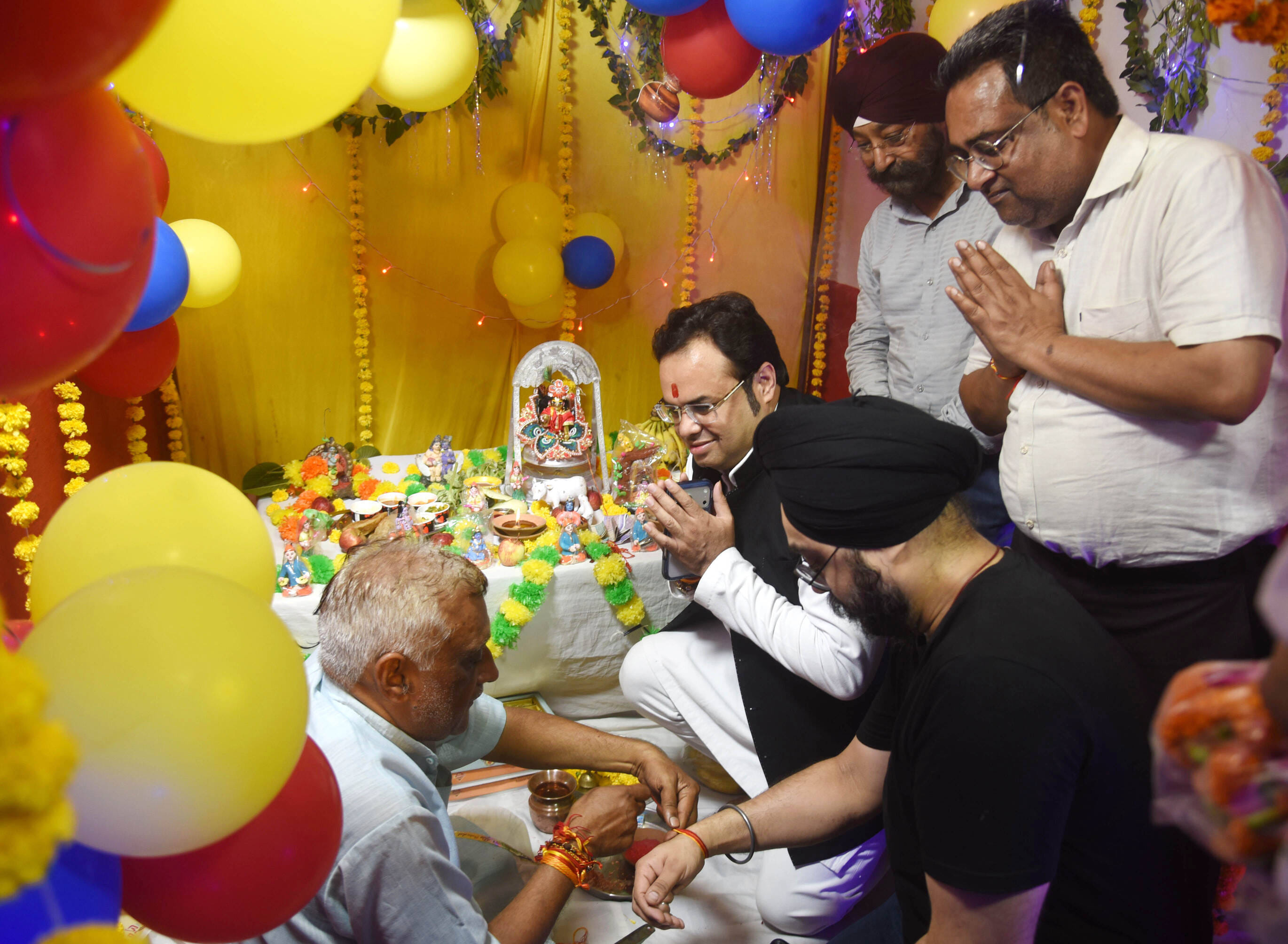 कान्हा के जन्म पर छाया उल्लास, गूंजा नंद घर आनंद भयो। 