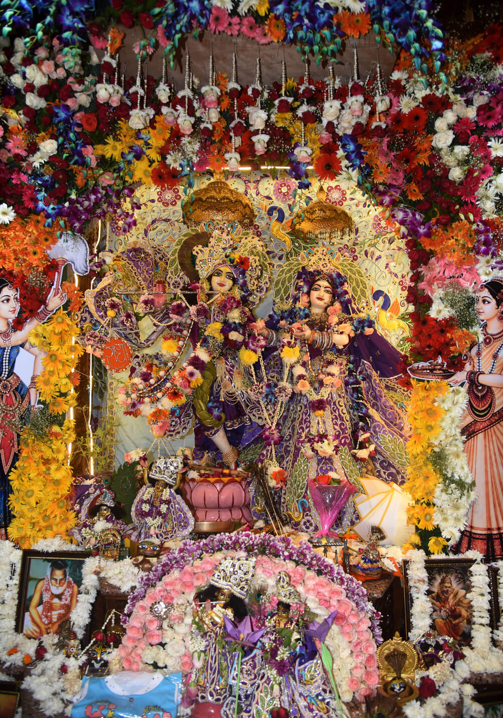 कान्हा के जन्म पर छाया उल्लास, गूंजा नंद घर आनंद भयो। 