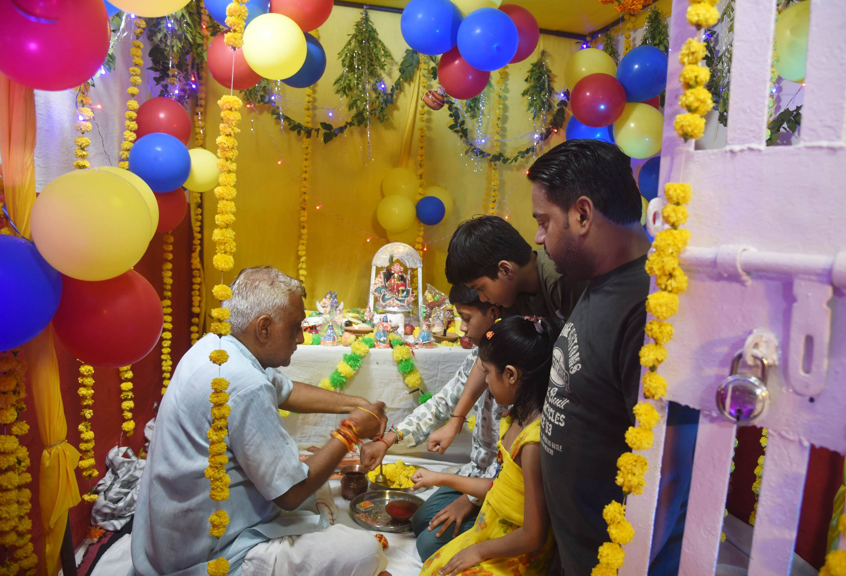 कान्हा के जन्म पर छाया उल्लास, गूंजा नंद घर आनंद भयो। 