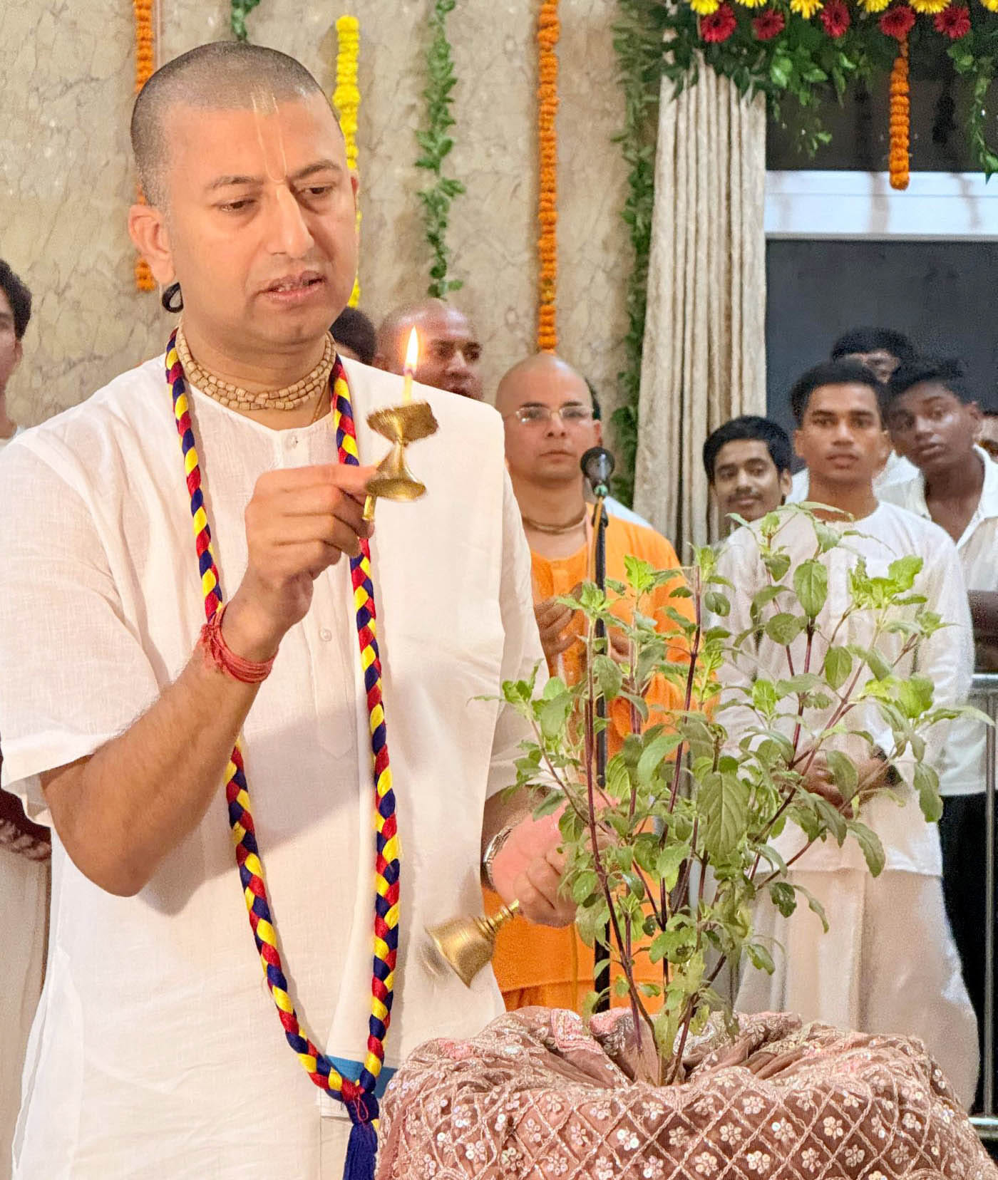 कान्हा के जन्म पर छाया उल्लास, गूंजा नंद घर आनंद भयो। 