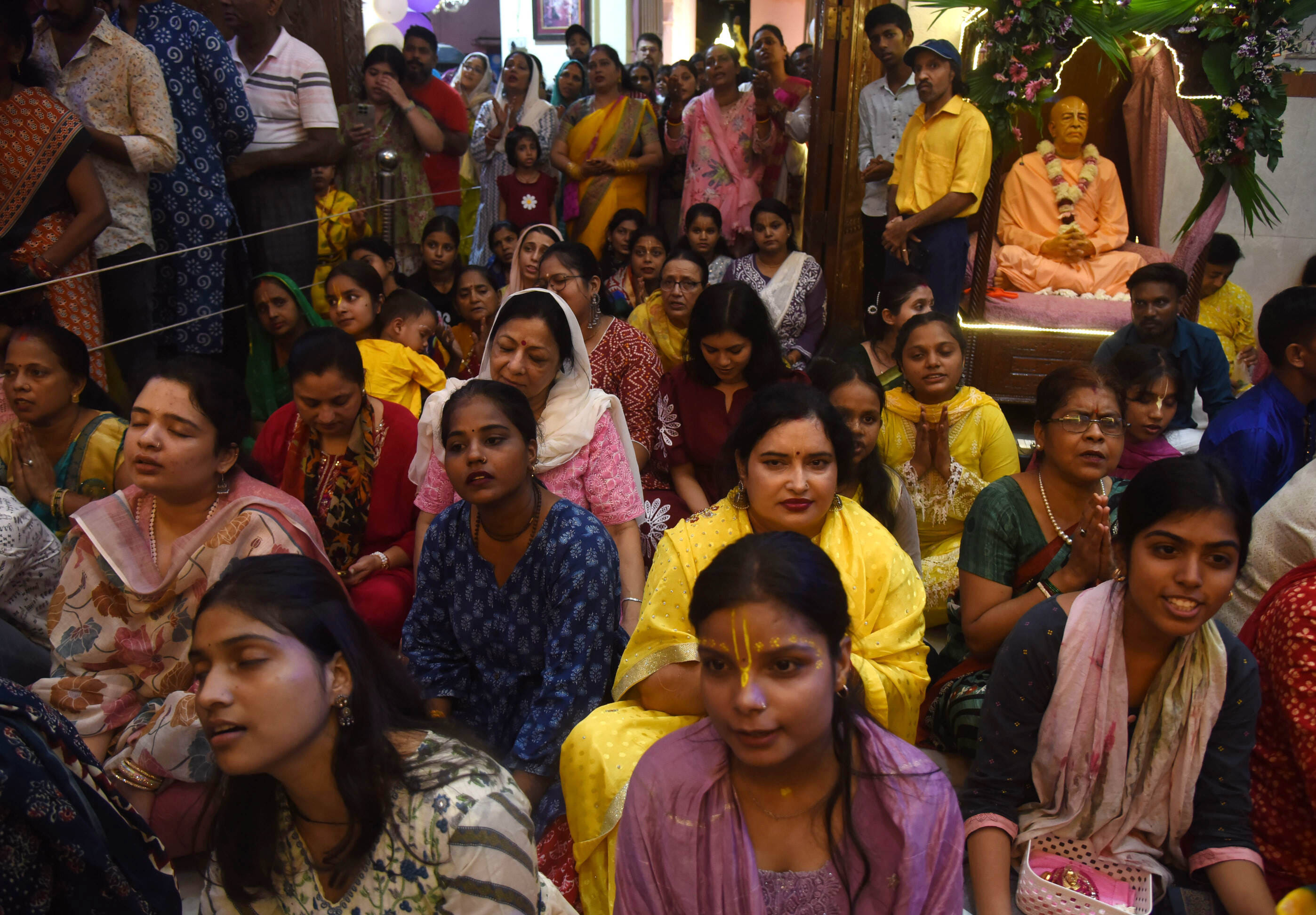 कान्हा के जन्म पर छाया उल्लास, गूंजा नंद घर आनंद भयो। 