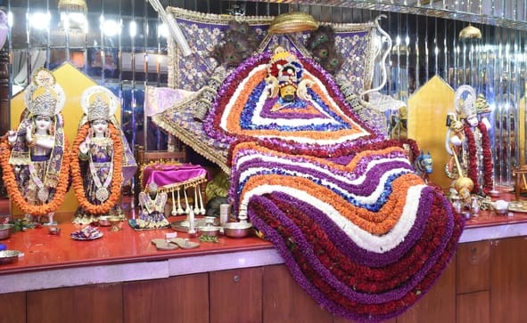 कान्हा के जन्म पर छाया उल्लास, गूंजा नंद घर आनंद भयो। 