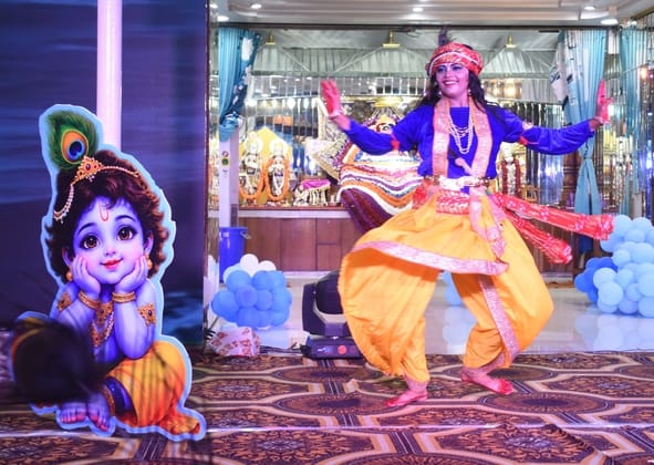 कान्हा के जन्म पर छाया उल्लास, गूंजा नंद घर आनंद भयो। 