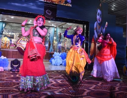 कान्हा के जन्म पर छाया उल्लास, गूंजा नंद घर आनंद भयो। 