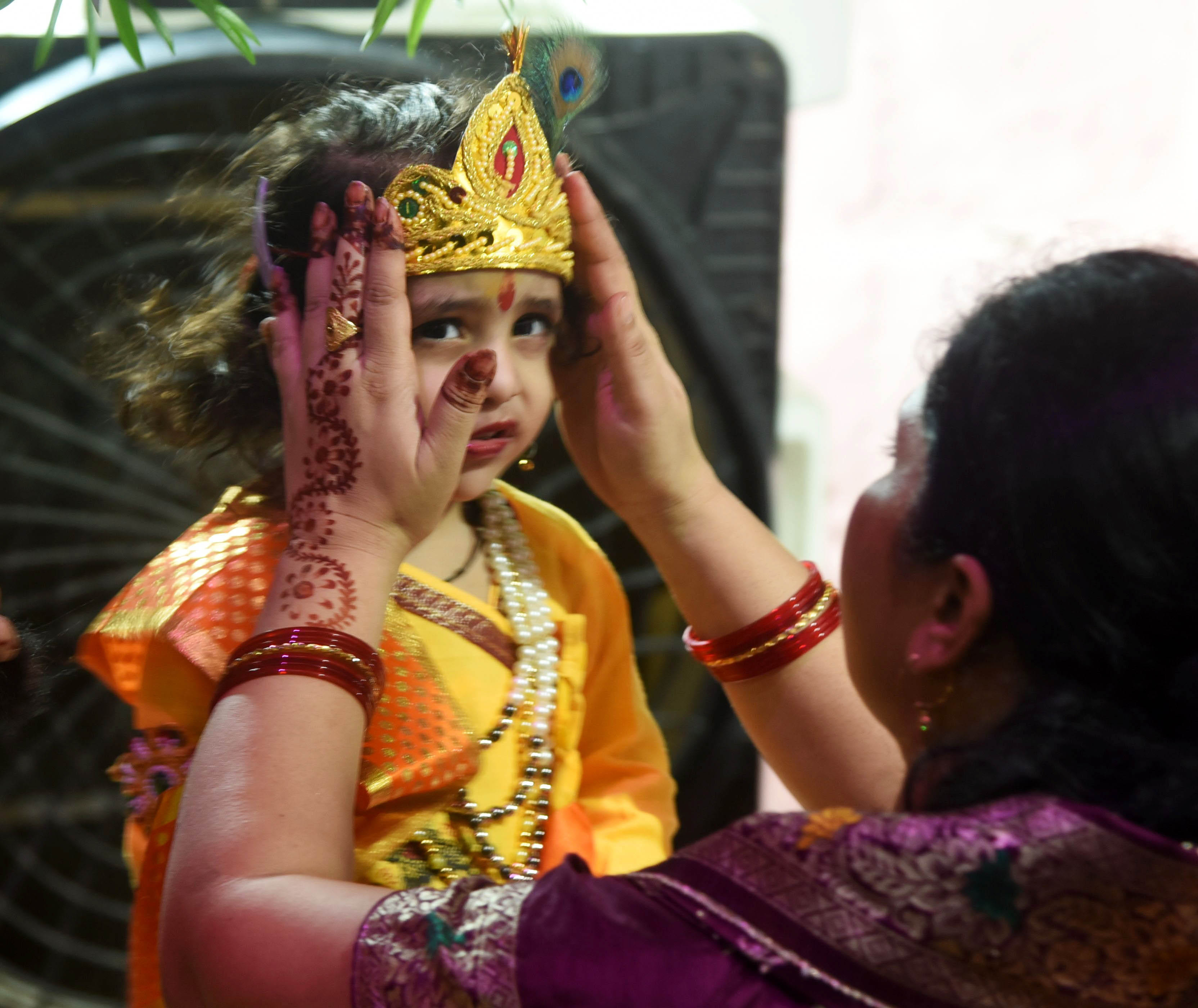 कान्हा के जन्म पर छाया उल्लास, गूंजा नंद घर आनंद भयो। 