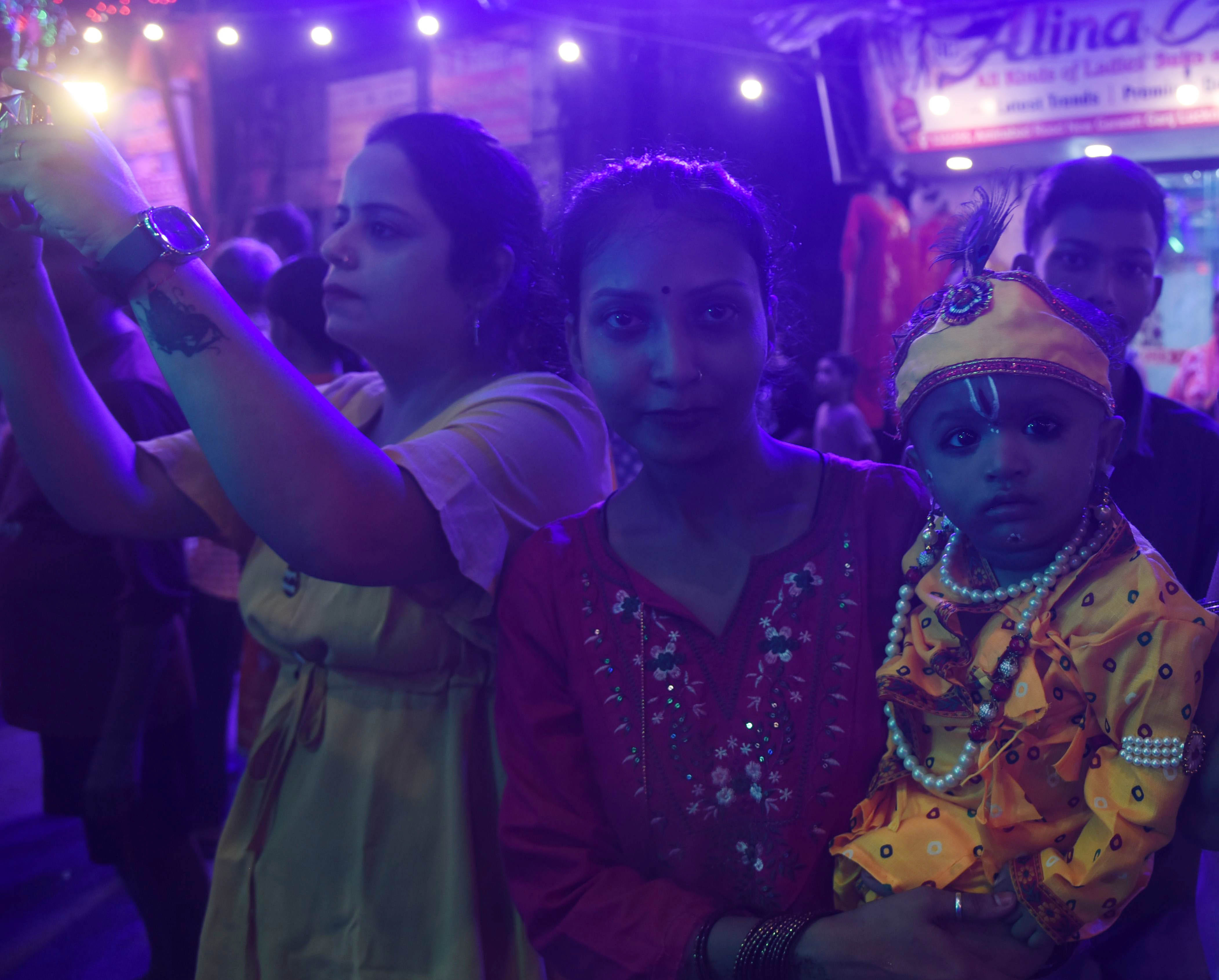 कान्हा के जन्म पर छाया उल्लास, गूंजा नंद घर आनंद भयो। 