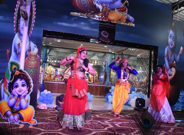 कान्हा के जन्म पर छाया उल्लास, गूंजा नंद घर आनंद भयो। 