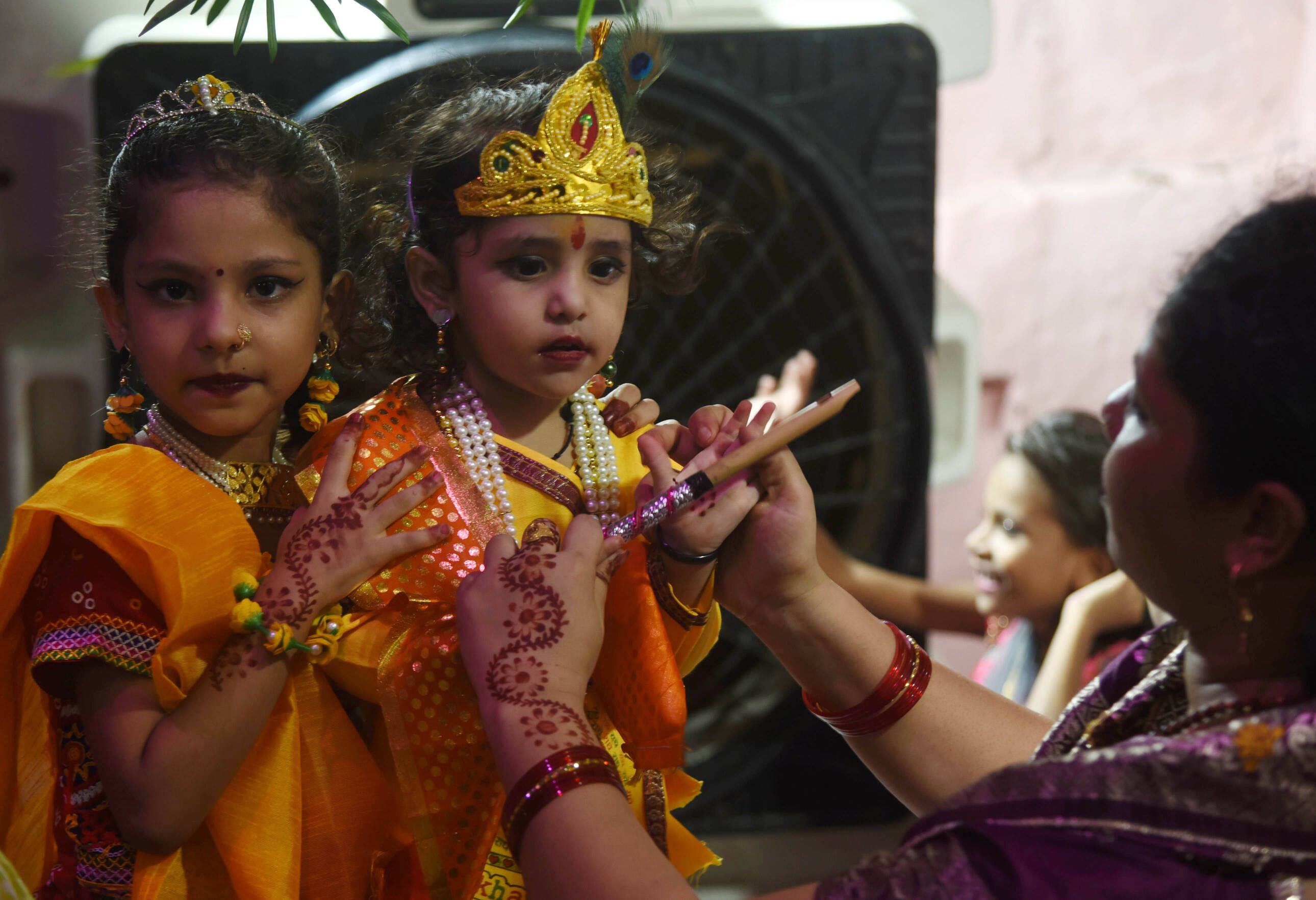 कान्हा के जन्म पर छाया उल्लास, गूंजा नंद घर आनंद भयो। 