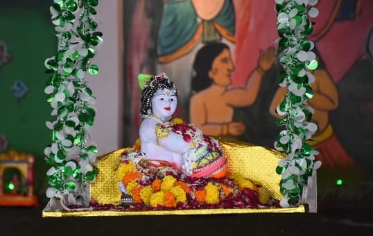 कान्हा के जन्म पर छाया उल्लास, गूंजा नंद घर आनंद भयो। 