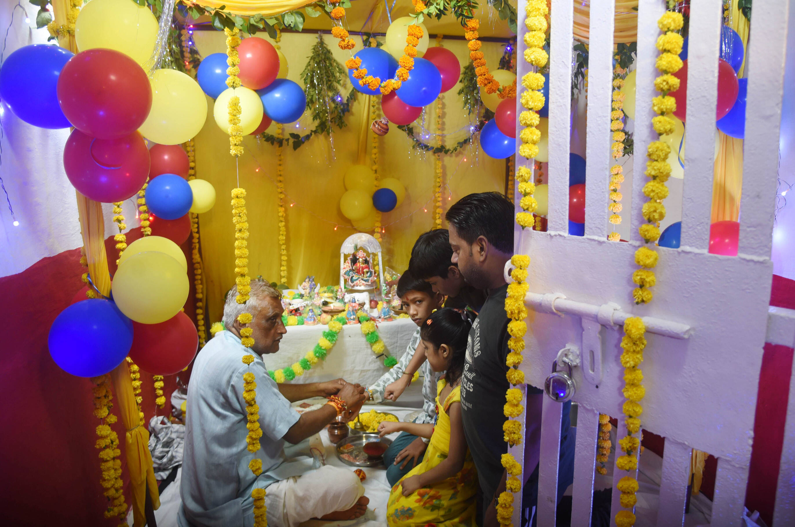 कान्हा के जन्म पर छाया उल्लास, गूंजा नंद घर आनंद भयो। 