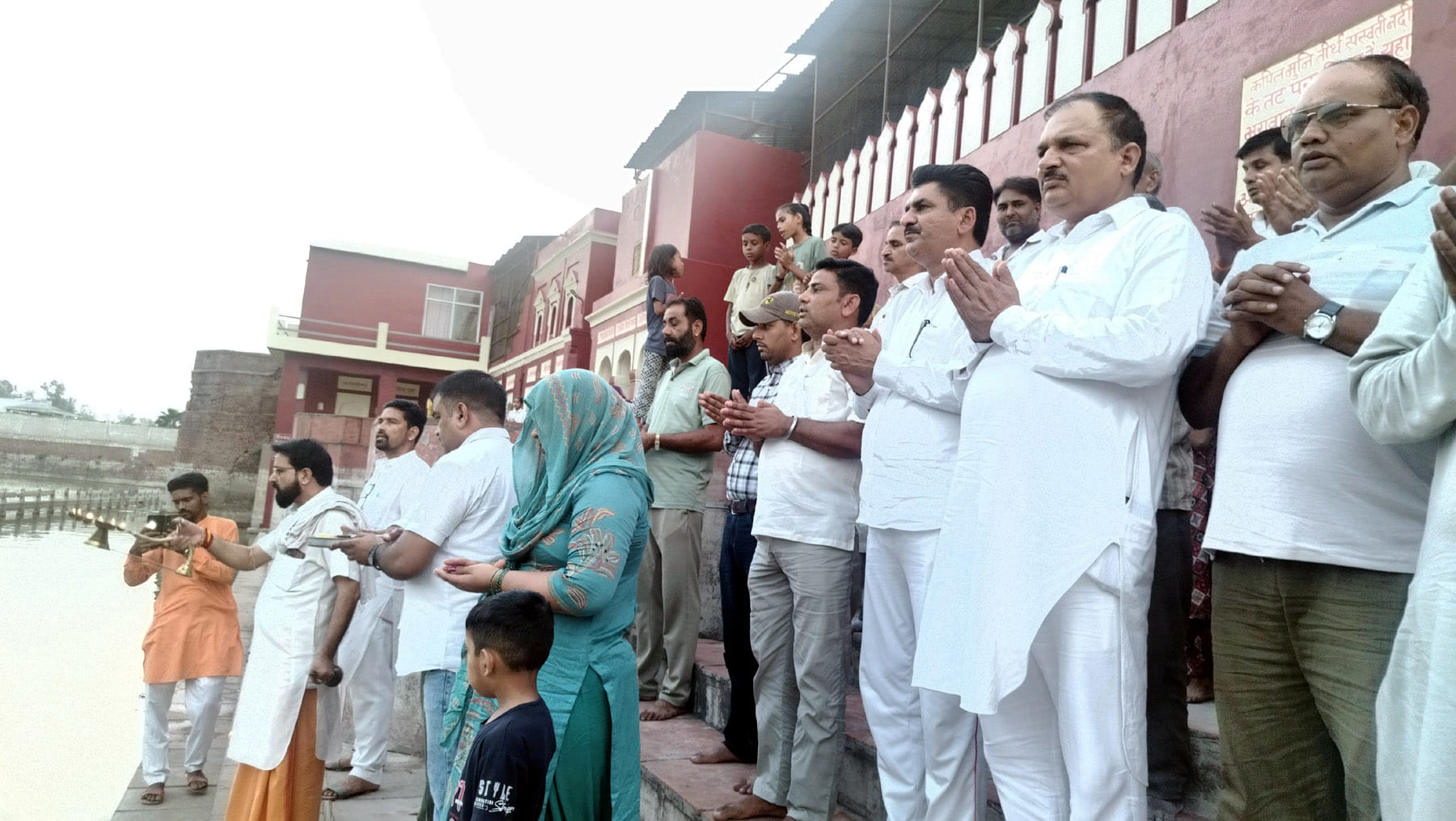 कपिल मुनि तीर्थ पर संध्या आरती में शामिल मुख्य अतिथि और श्रद्धालु। विज्ञप्ति