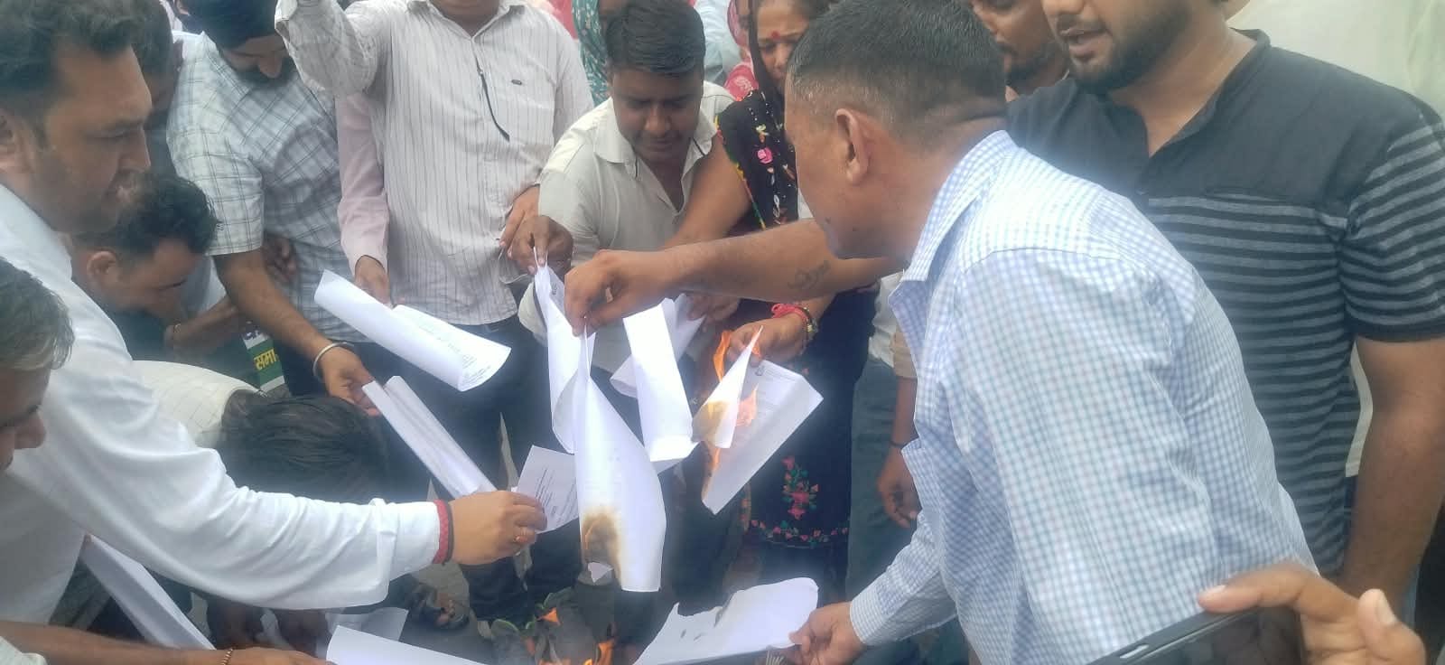 कुरुक्षेत्र। सफाई कर्मचारियों को रोकने के लिए पुलिस ने इस तरह से किए थे प्रबंध। संवाद कुरुक्षेत्र। सफाई कर्मचारियों को रोकने के लिए पुलिस ने इस तरह से किए थे प्रबंध। संवाद