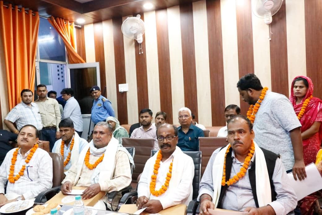 कर्मचारियों को सम्मानित करतीं महापौर। कर्मचारियों को सम्मानित करतीं महापौर।