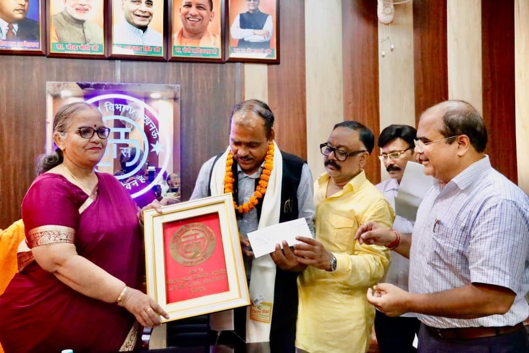 कर्मचारियों को सम्मानित करतीं महापौर। कर्मचारियों को सम्मानित करतीं महापौर।