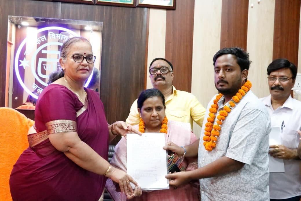 कर्मचारियों को सम्मानित करतीं महापौर। कर्मचारियों को सम्मानित करतीं महापौर।