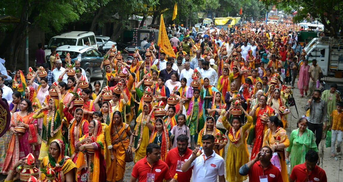 करनाल के तरावड़ी में आयोजित श्रीमद्भागवत कथा से पूर्व शहर में निकाली गई कलश यात्रा में सिर पर 