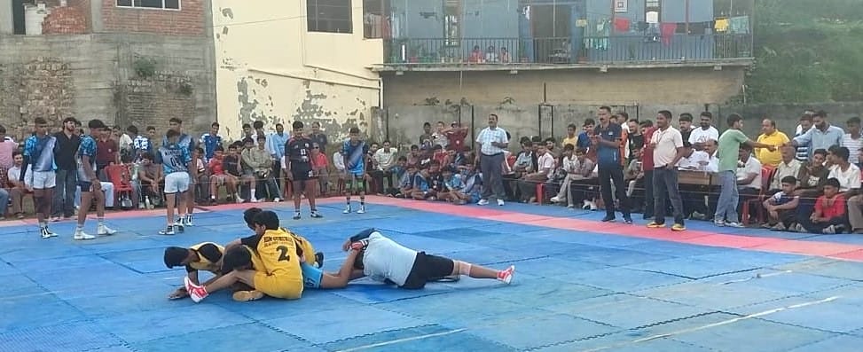 कुठेड़ा स्कूल में अंडर-19 छात्र कबड्डी प्रतियोगिता के दौरान भिड़ते खिलाड़ी। संवाद