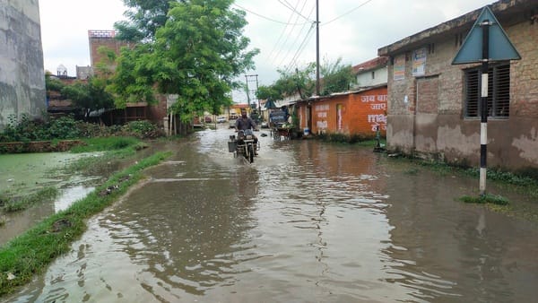 खाली प्लॉट में नालियों का जमा पानी पड़ा कूड़े का ढेर खाली प्लॉट में नालियों का जमा पानी पड़ा कूड़े का ढेर