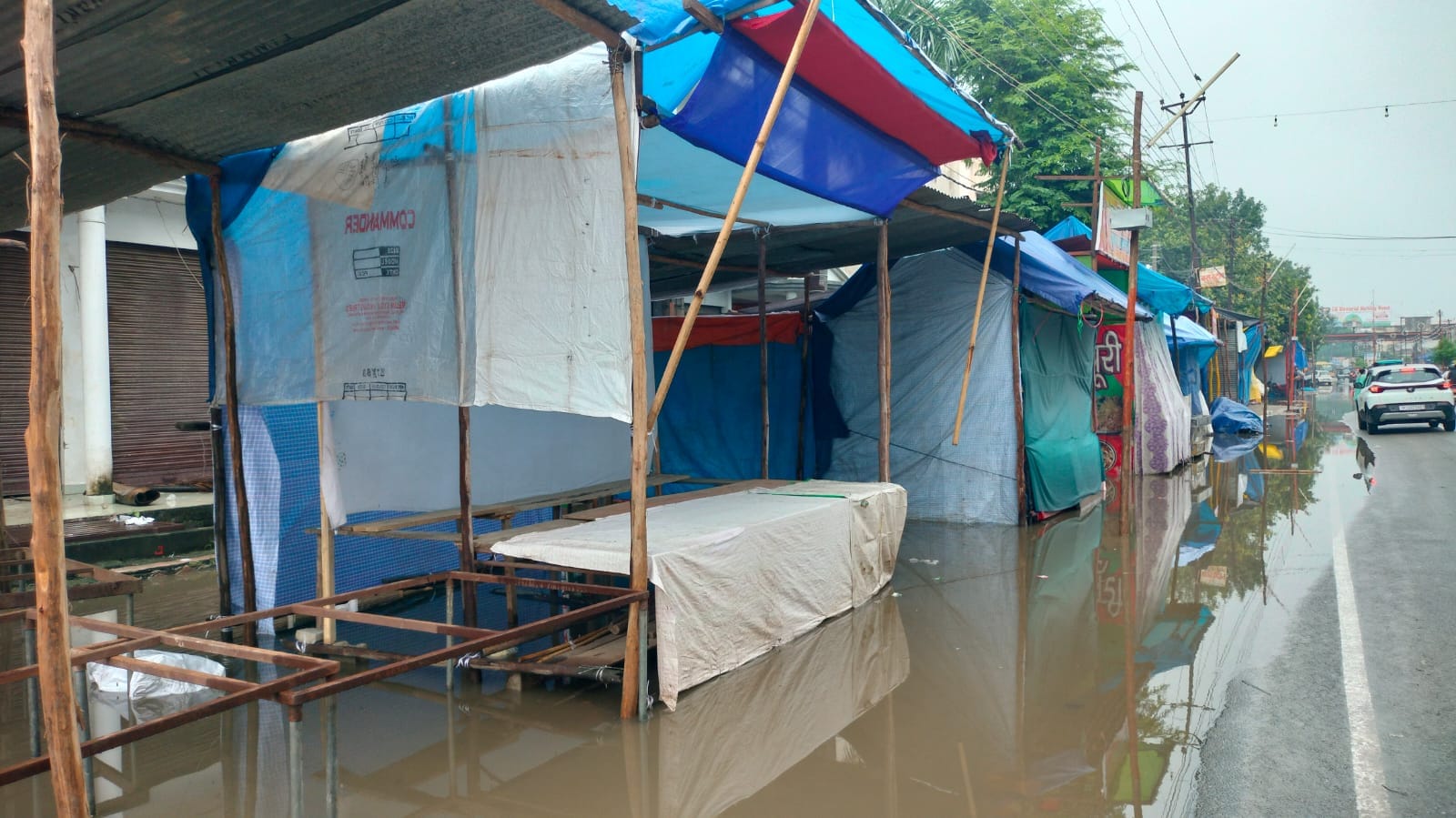 खतौली में बारिश से जीटी मार्ग पर हुआ जलभराव। संवाद खतौली में बारिश से जीटी मार्ग पर हुआ जलभराव। संवाद