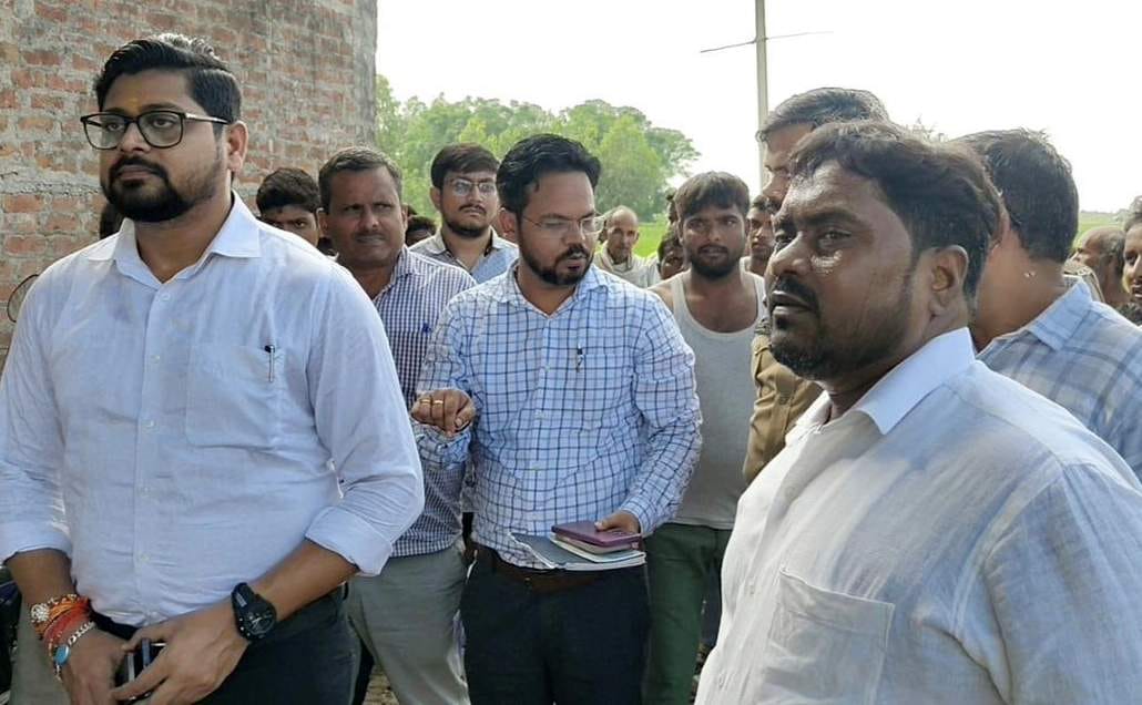 खुदागंज के खिरिया, गौहनिया संपर्क मार्ग पर बाढ़ के बीच से निकलते बाइक सवार। संवाद खुदागंज के खिरिया, गौहनिया संपर्क मार्ग पर बाढ़ के बीच से निकलते बाइक सवार। संवाद