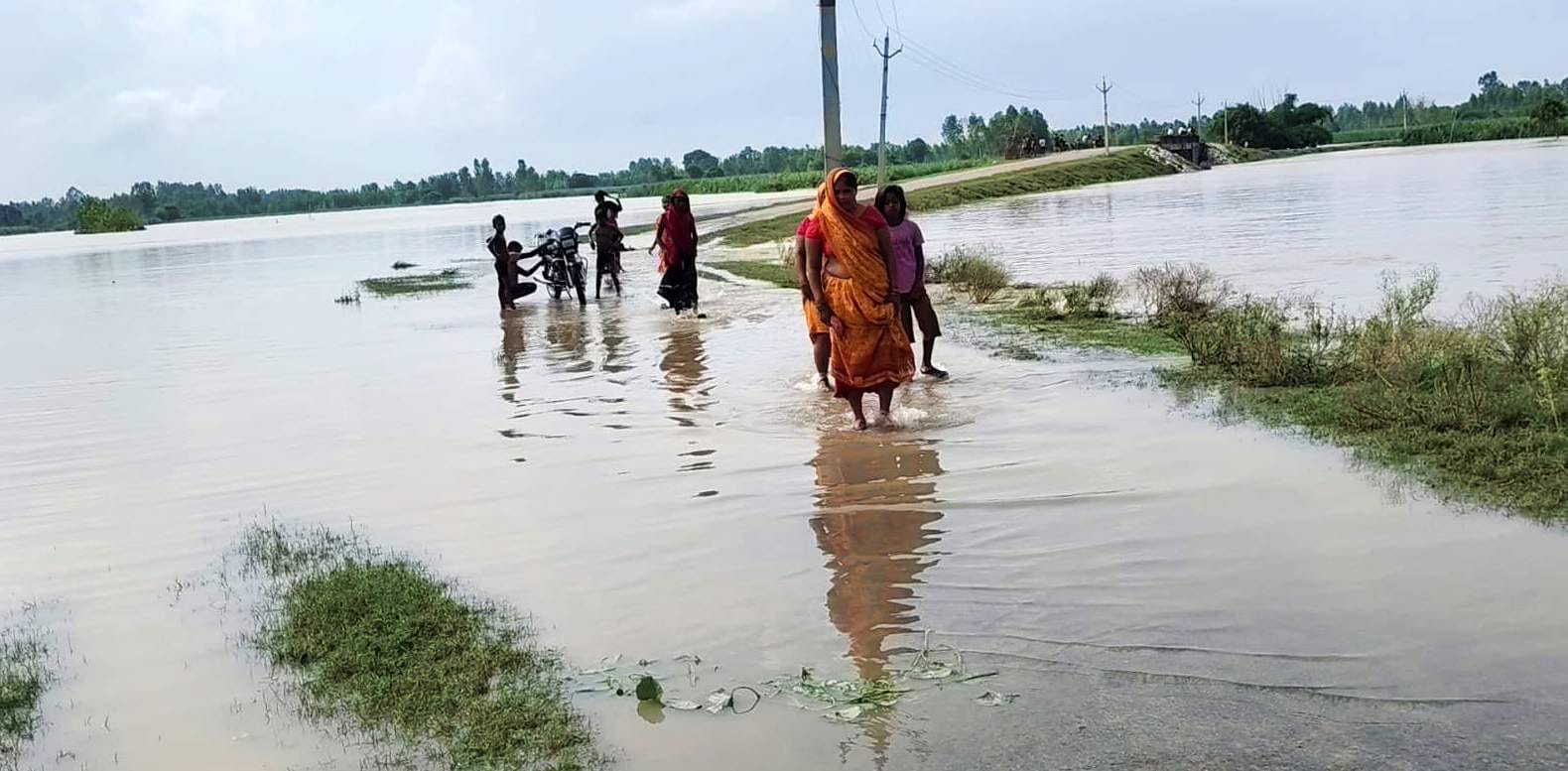 खुदागंज के खिरिया, गौहनिया संपर्क मार्ग पर बाढ़ के बीच से निकलते बाइक सवार। संवाद खुदागंज के खिरिया, गौहनिया संपर्क मार्ग पर बाढ़ के बीच से निकलते बाइक सवार। संवाद