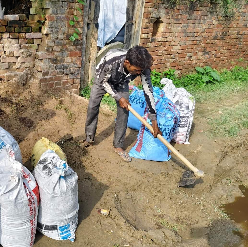 खुदागंज के खिरिया, गौहनिया संपर्क मार्ग पर बाढ़ के बीच से निकलते बाइक सवार। संवाद खुदागंज के खिरिया, गौहनिया संपर्क मार्ग पर बाढ़ के बीच से निकलते बाइक सवार। संवाद