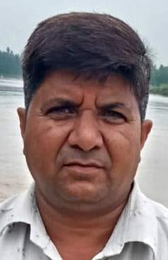 खुदागंज के खिरिया, गौहनिया संपर्क मार्ग पर बाढ़ के बीच से निकलते बाइक सवार। संवाद खुदागंज के खिरिया, गौहनिया संपर्क मार्ग पर बाढ़ के बीच से निकलते बाइक सवार। संवाद