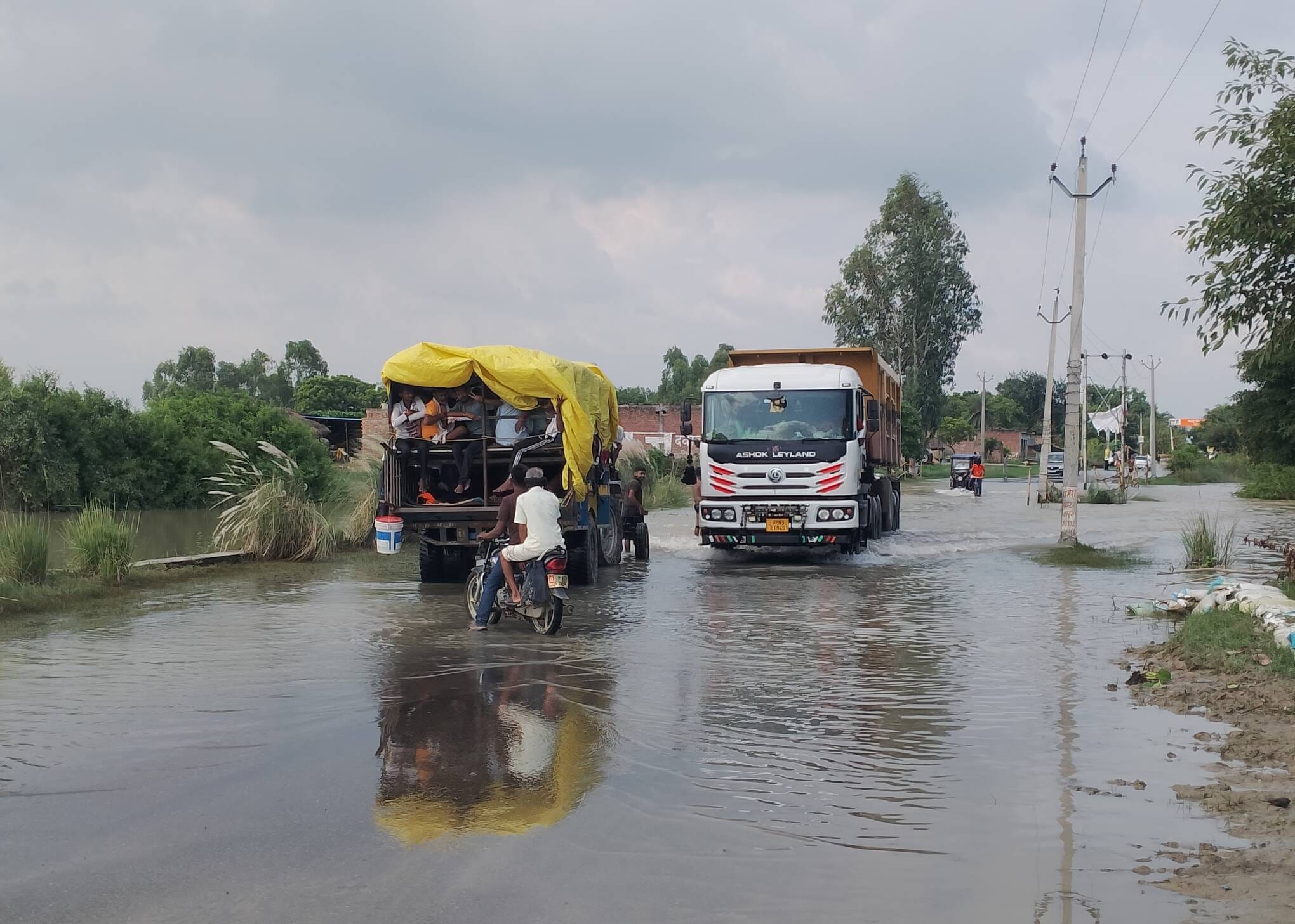 खुदागंज के खिरिया, गौहनिया संपर्क मार्ग पर बाढ़ के बीच से निकलते बाइक सवार। संवाद खुदागंज के खिरिया, गौहनिया संपर्क मार्ग पर बाढ़ के बीच से निकलते बाइक सवार। संवाद