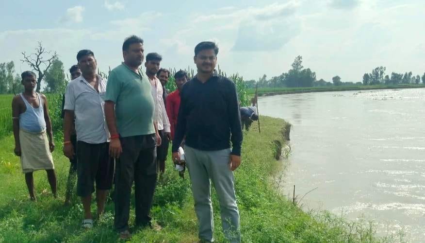 खुदागंज के खिरिया, गौहनिया संपर्क मार्ग पर बाढ़ के बीच से निकलते बाइक सवार। संवाद खुदागंज के खिरिया, गौहनिया संपर्क मार्ग पर बाढ़ के बीच से निकलते बाइक सवार। संवाद