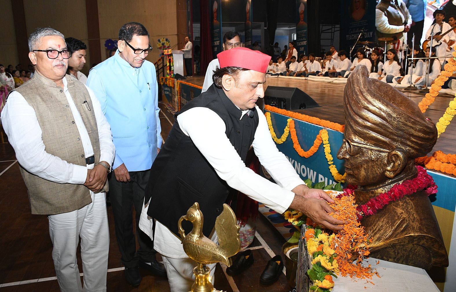 लखनऊ पब्लिक स्कूल्स एंड कॉलेजेज की ओर से गोमती नगर शाखा स्थित श्री रामलाल मेमोरियल ऑडिटोरियम मे