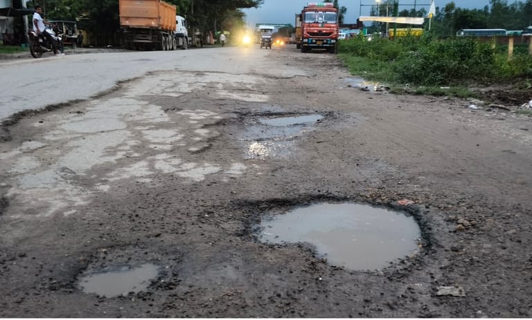 मेरी आवाज सुनो : रोडवेज डिपो में जर्जर सड़क से यात्रियों को दिक्कत। संवाद मेरी आवाज सुनो : रोडवेज डिपो में जर्जर सड़क से यात्रियों को दिक्कत। संवाद