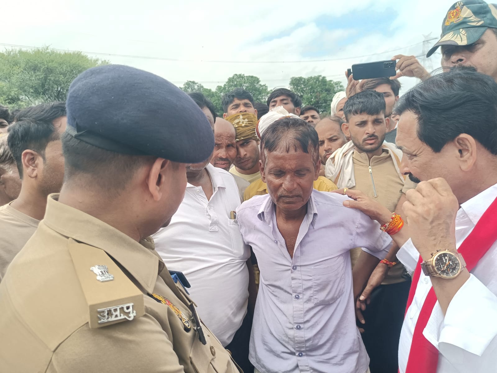 मृतक के पिता को समझाते विधायक प्रदीप यादव व साथ में खड़े एएसपी आलोक मिश्रा। संवाद मृतक के पिता को समझाते विधायक प्रदीप यादव व साथ में खड़े एएसपी आलोक मिश्रा। संवाद