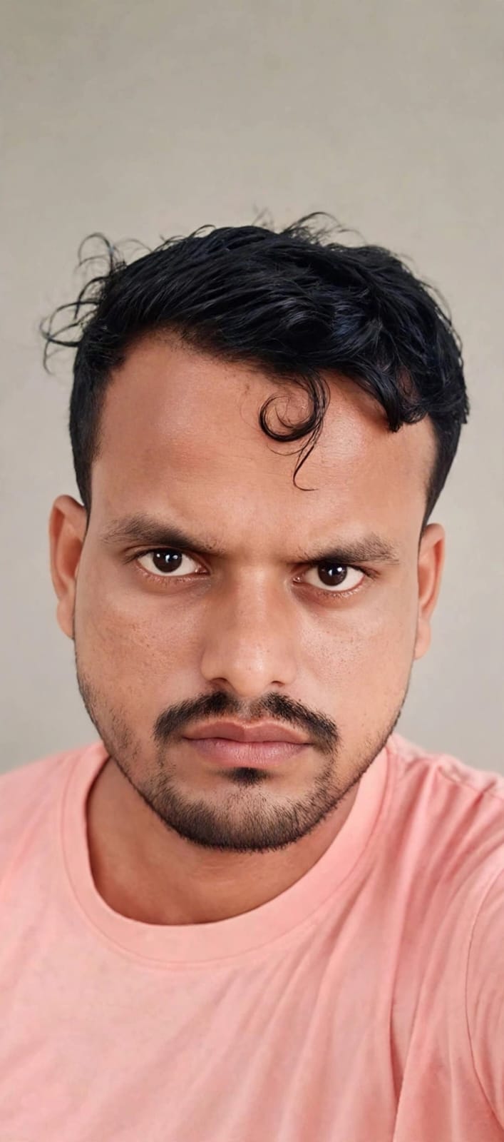 मृतक के पिता को समझाते विधायक प्रदीप यादव व साथ में खड़े एएसपी आलोक मिश्रा। संवाद मृतक के पिता को समझाते विधायक प्रदीप यादव व साथ में खड़े एएसपी आलोक मिश्रा। संवाद