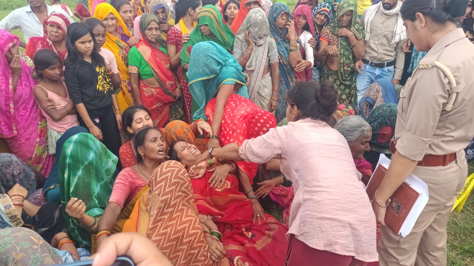 मृतक के पिता को समझाते विधायक प्रदीप यादव व साथ में खड़े एएसपी आलोक मिश्रा। संवाद मृतक के पिता को समझाते विधायक प्रदीप यादव व साथ में खड़े एएसपी आलोक मिश्रा। संवाद