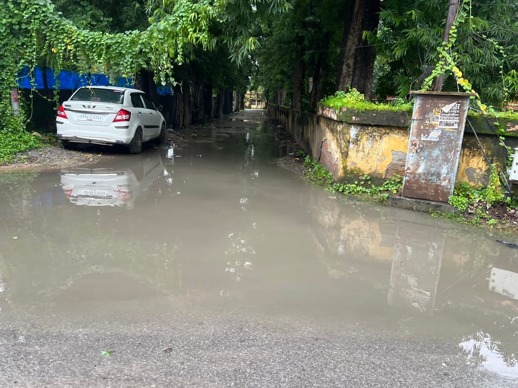 नगर के गाजीपुर तिराहा पर बारिश के बाद हुआ जलजमाव।संवाद नगर के गाजीपुर तिराहा पर बारिश के बाद हुआ जलजमाव।संवाद