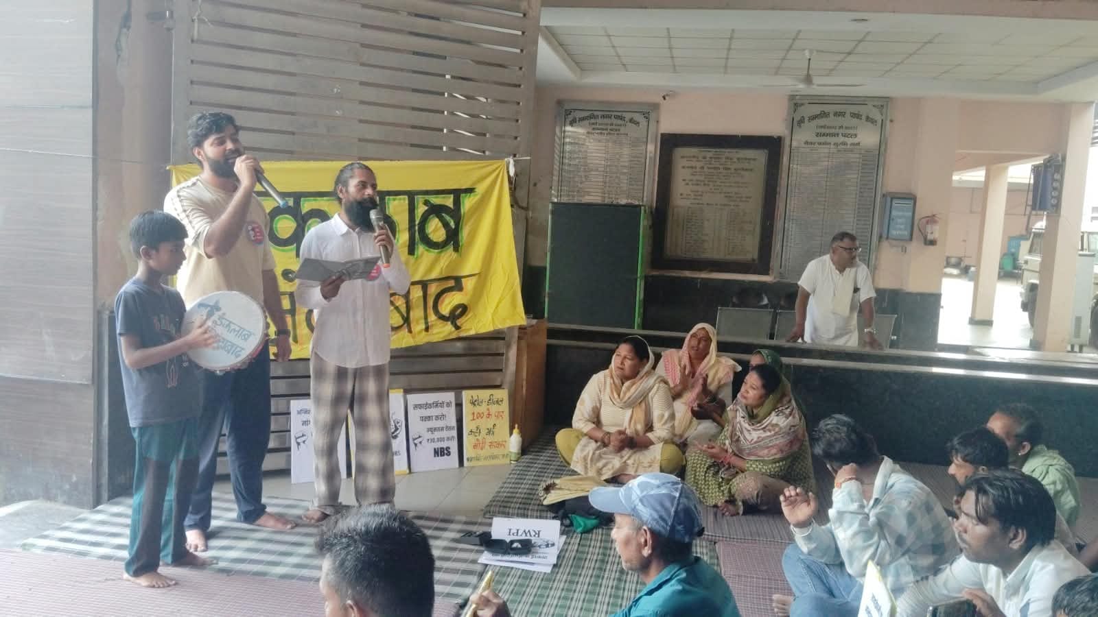 नगर परिषद में धरना स्थल पर गीत गाकर समर्थन देते सभा के सदस्य। विज्ञप्ति नगर परिषद में धरना स्थल पर गीत गाकर समर्थन देते सभा के सदस्य। विज्ञप्ति